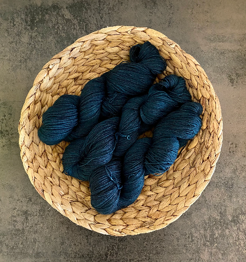 Dark turquoise, hand-dyed wool  Alpaca/silk, Dunkeltürkis, Handgefärbte Wolle