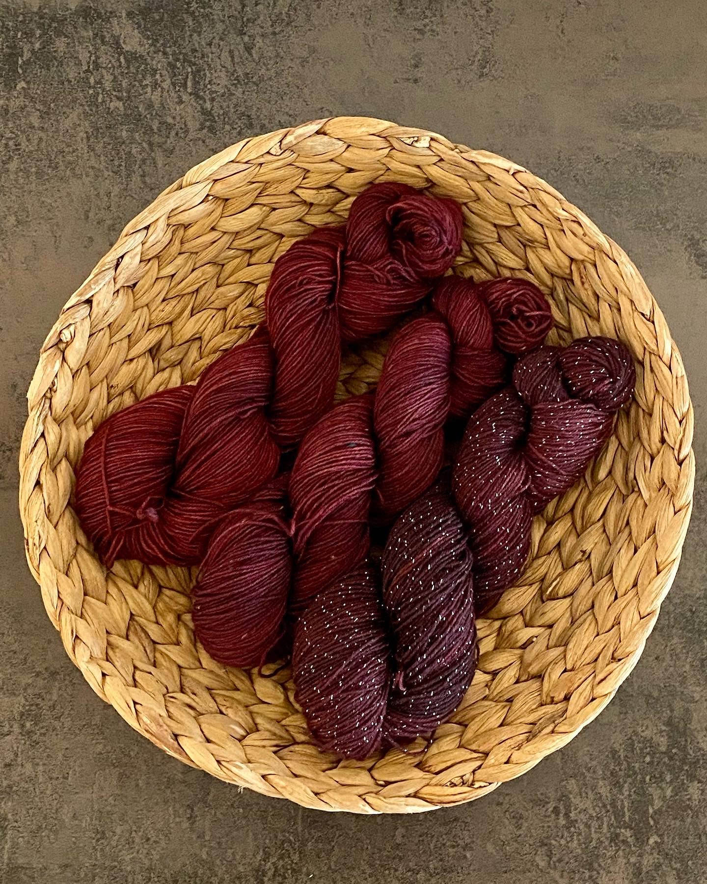 DUNKELROT, Handgefärbte Wolle, Handdyed Yarn